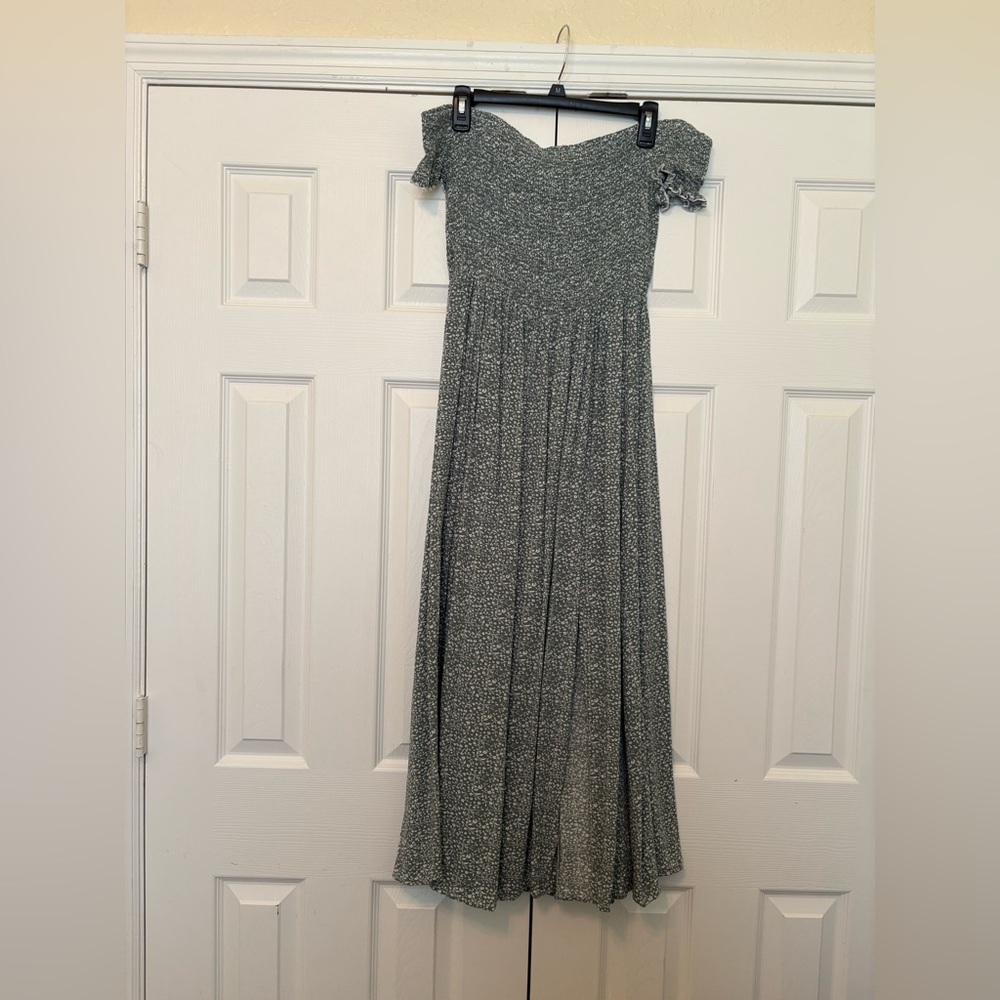 Used green floral dress. Size 0XL. Dress has two slits in the front.